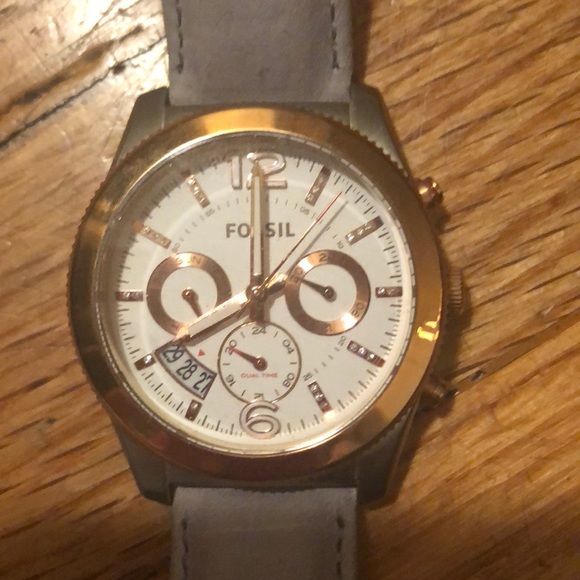 NEW Women’s Rose Gold Fossil Watch - Picture 2 of 6